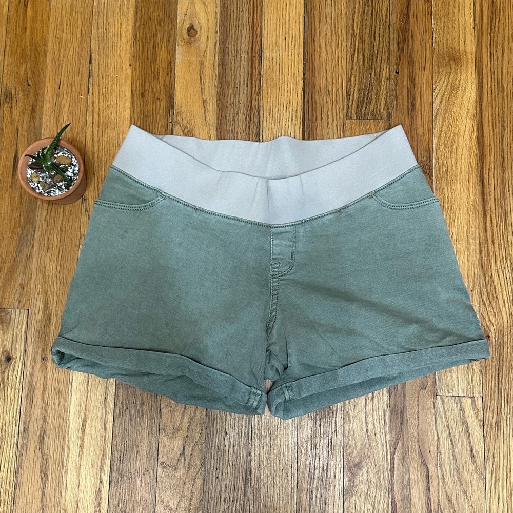 Ingrid and Isabel. Maternity. Size 6. Olive Green Shorts.